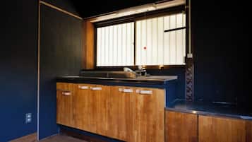 Een koelkast, een microgolfoven, een kookplaat