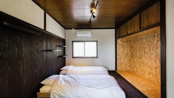 Een bureau, gratis wifi, beddengoed