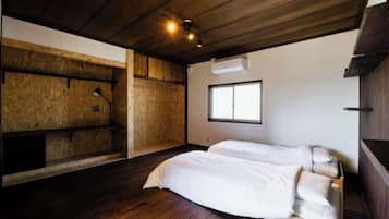 Een bureau, gratis wifi, beddengoed