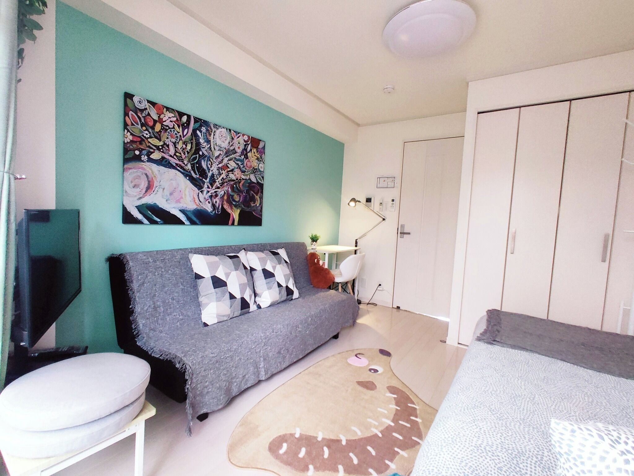 Desk, free WiFi, bed sheets