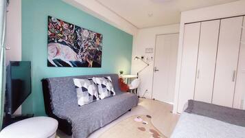 办公桌、免费 WiFi、床单