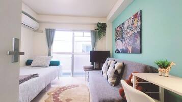 办公桌、免费 WiFi、床单