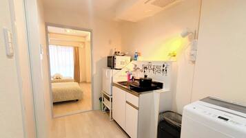 Réfrigérateur, micro-ondes, batterie de cuisine, vaisselle et ustensiles