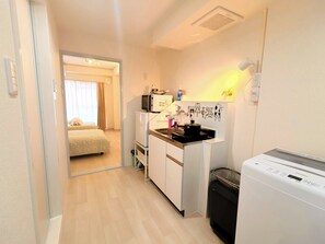 Kühlschrank, Mikrowelle, Kochgeschirr/Geschirr/Besteck