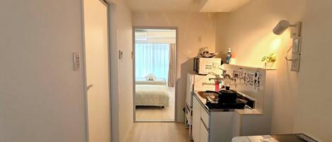 1 soverom, skrivebord, wi-fi (inkludert) og sengetøy