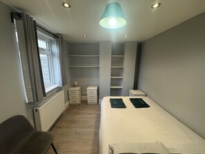 1 bedroom, iron/ironing board, WiFi, bed sheets - Croydon Uni London House (Thornton Heath)