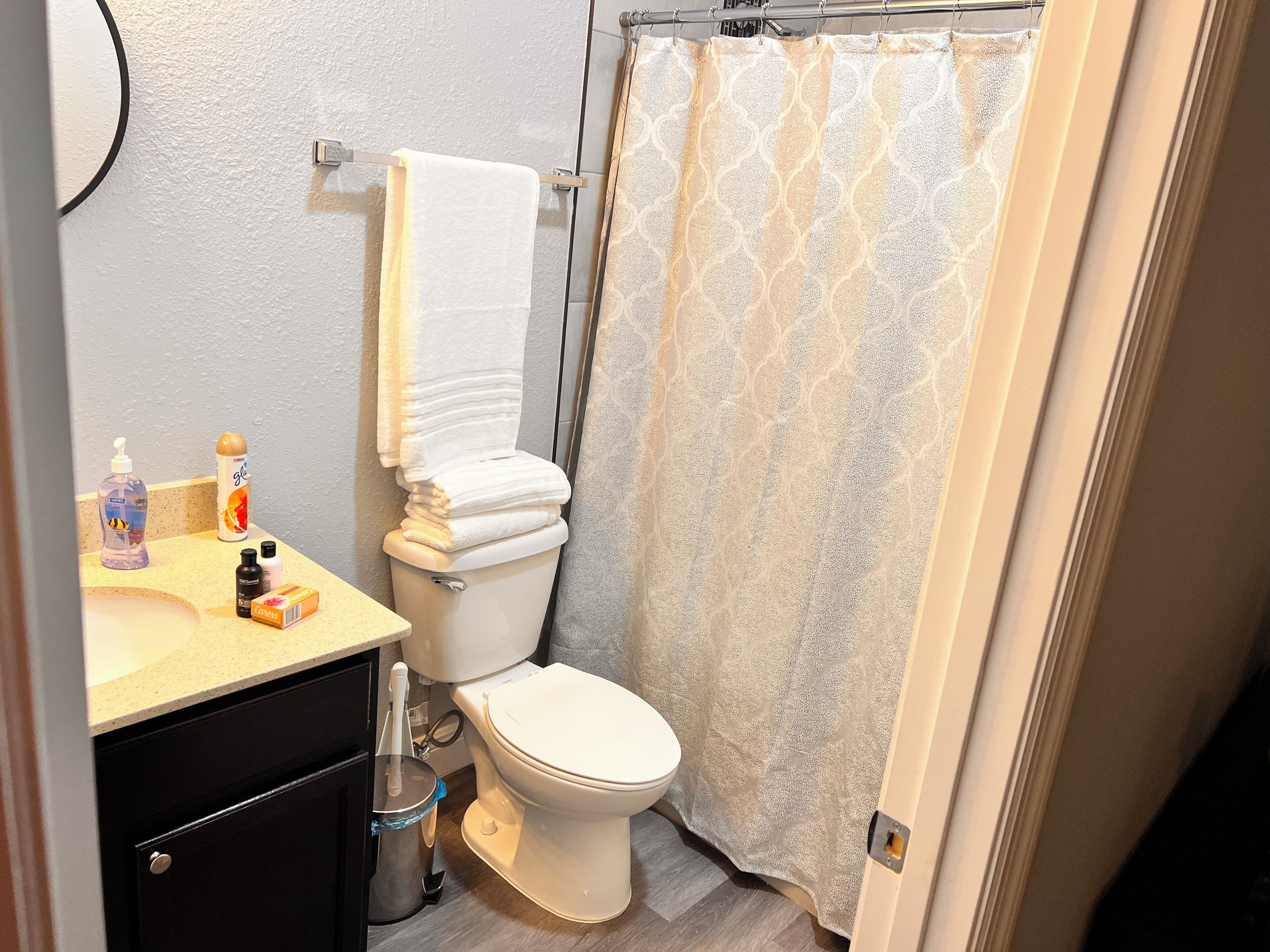 淋浴设施、毛巾、肥皂、卫生纸