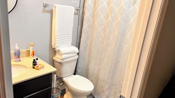 Dusj, håndklær, såpe og toalettpapir