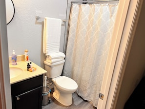 Dusj, håndklær, såpe og toalettpapir