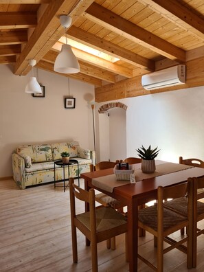Interior - Cozy apartments centrally located and within walking distance of the lake. (Toscolano Maderno)