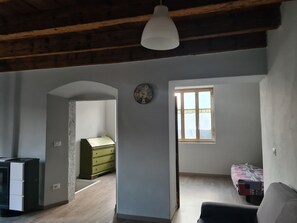 Smart TV - Cozy apartments centrally located and within walking distance of the lake. (Toscolano Maderno)