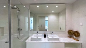 Dusche, Haartrockner, Bidet, Handtücher