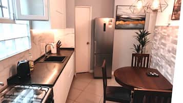 Appartement Classique, 3 chambres, vue ville, rez-de-chaussée | Cuisine privée
