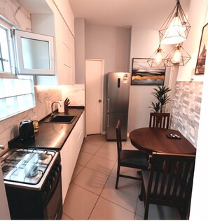 Departamento clásico, 3 habitaciones, vista a la ciudad, planta baja | Cocina privada