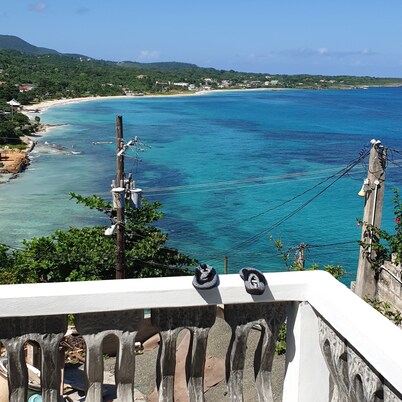 Cosy, Seafront Apartment, Long Bay, Portland Jamaica