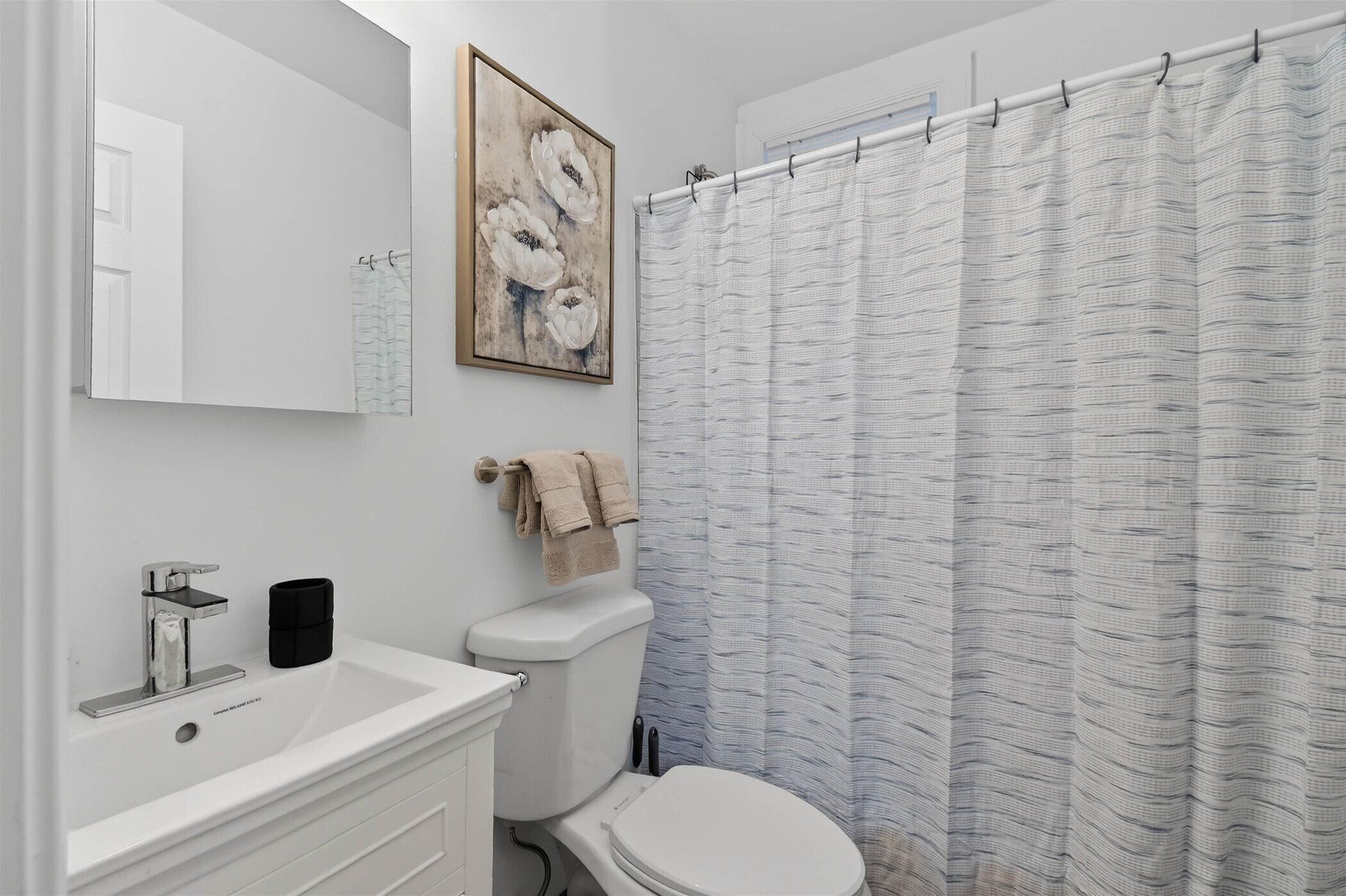 ヘアドライヤー、タオル、石鹸、トイレットペーパー