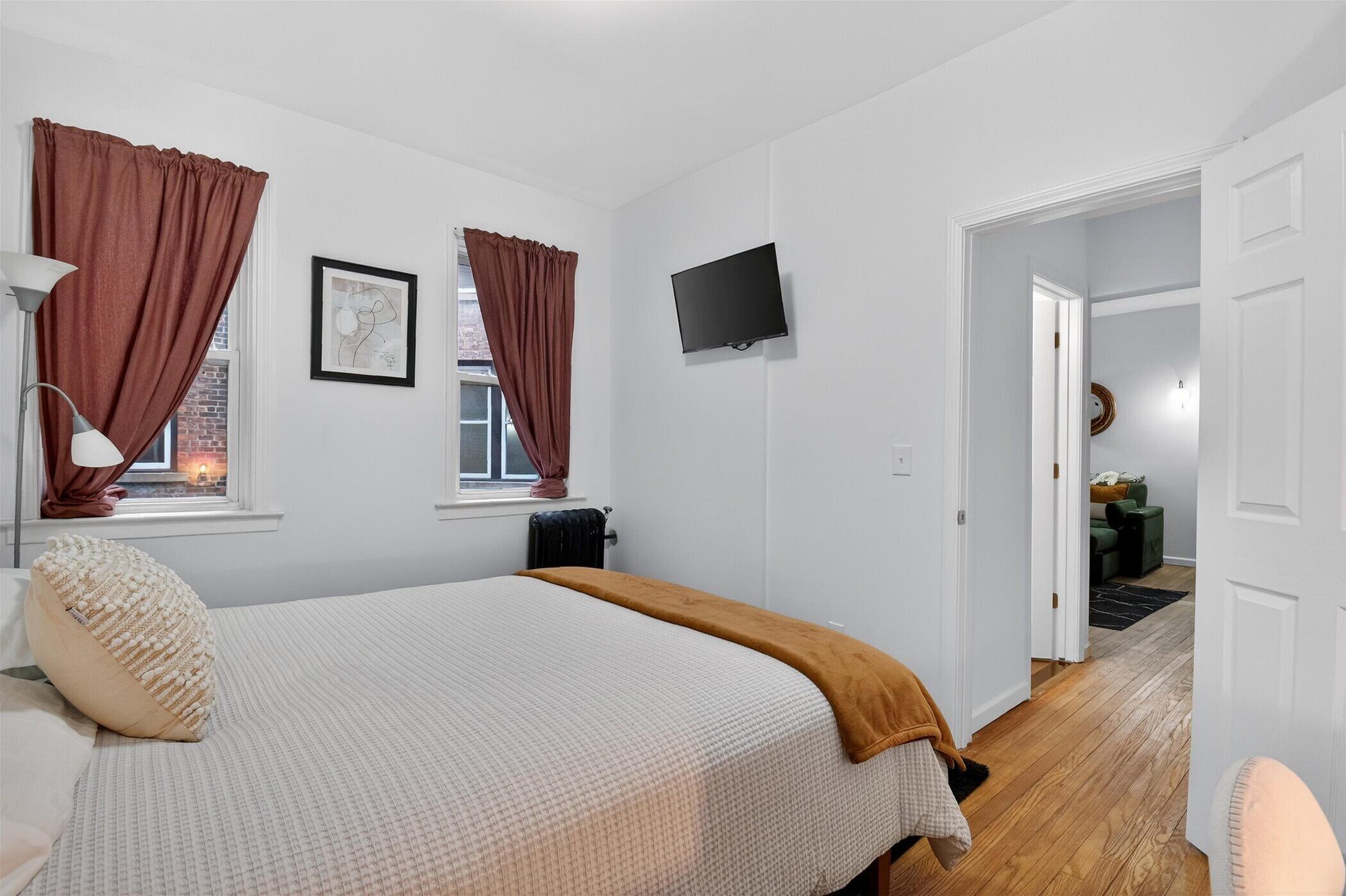 1 室のベッドルーム、デスク、アイロン / アイロン台、旅行用ベビーベッド