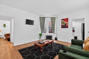 1 sovrum, skrivbord, strykjärn/strykbräda och resesäng