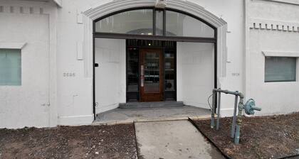 Cozy 1 Queen bed apartment and Sofa Queen bed in peaceful Downtown Detroit