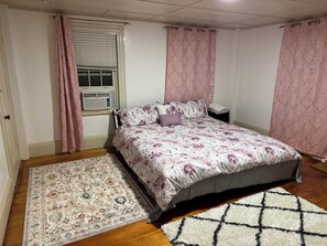 Tabla de planchar con plancha, wifi, ropa de cama