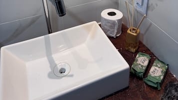 Håndklær, såpe og toalettpapir