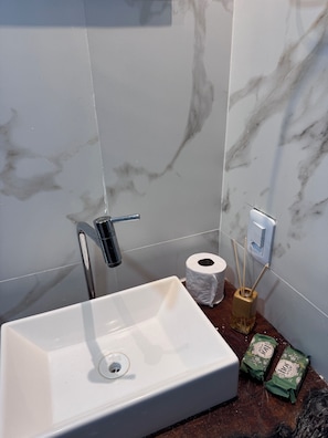 Toalhas de banho, sabonete, papel higiênico