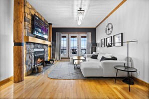 TV, fireplace - Equinoxe 152-2 Ski in/ski out (Mont-Tremblant)