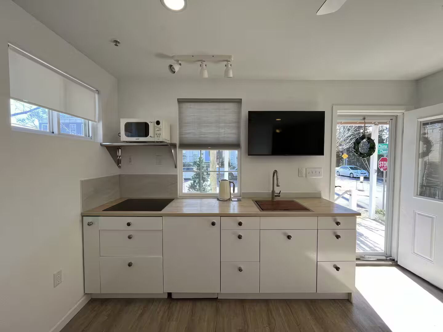 Kjøleskap, mikrobølgeovn, kokeplater og kaffetrakter/tekoker