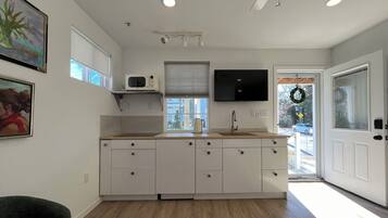 Réfrigérateur, micro-ondes, plaque de cuisson, cafetière/bouilloire