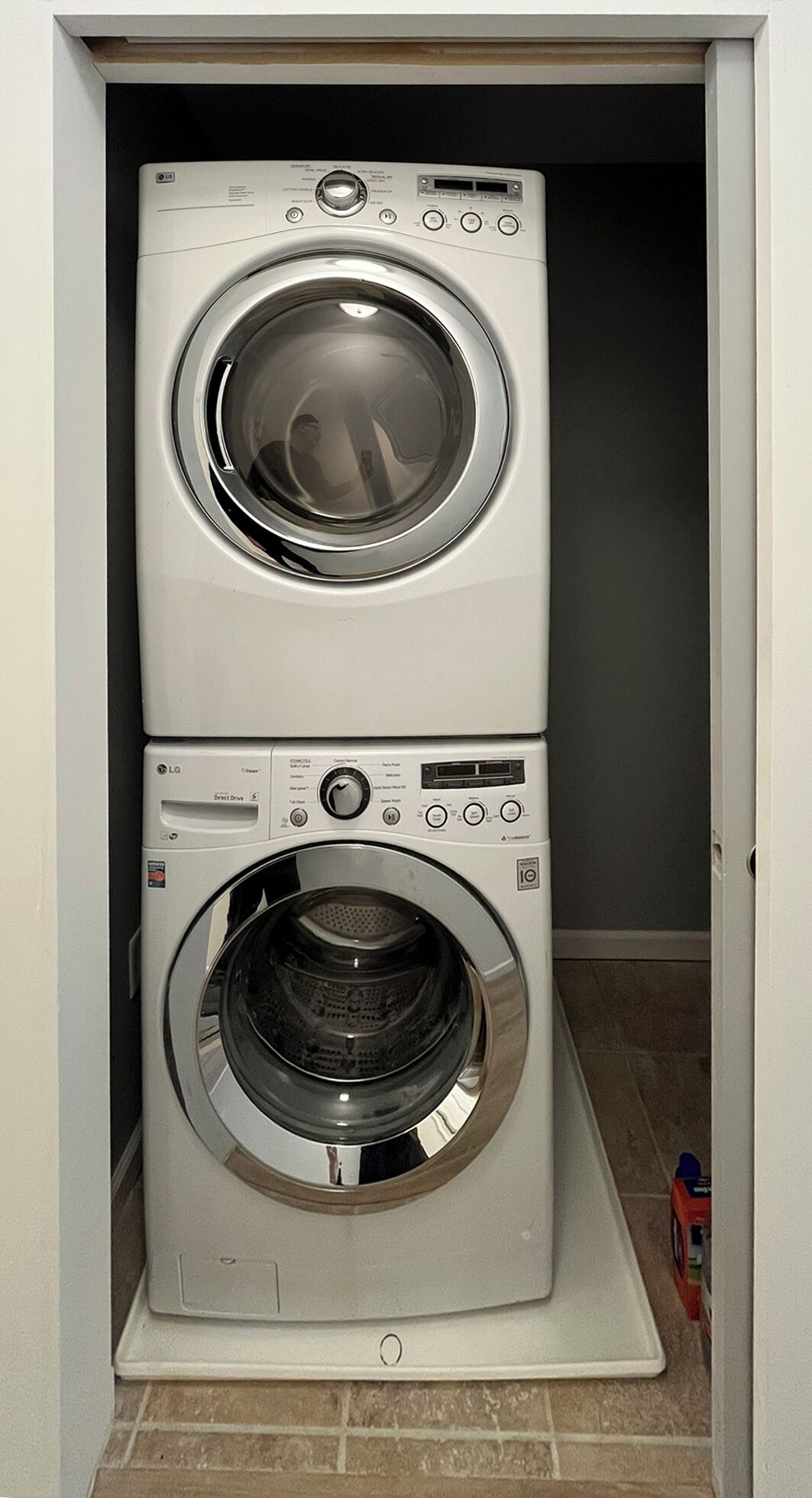 Máquina de lavar e secar empilhadas em uma lavanderia.
