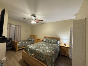 2 bedrooms, free WiFi, bed sheets, wheelchair access - Walk to Golf 2 BR Condo in prestigious World Tour Golf Course 10 min from Beach (Myrtle Beach)