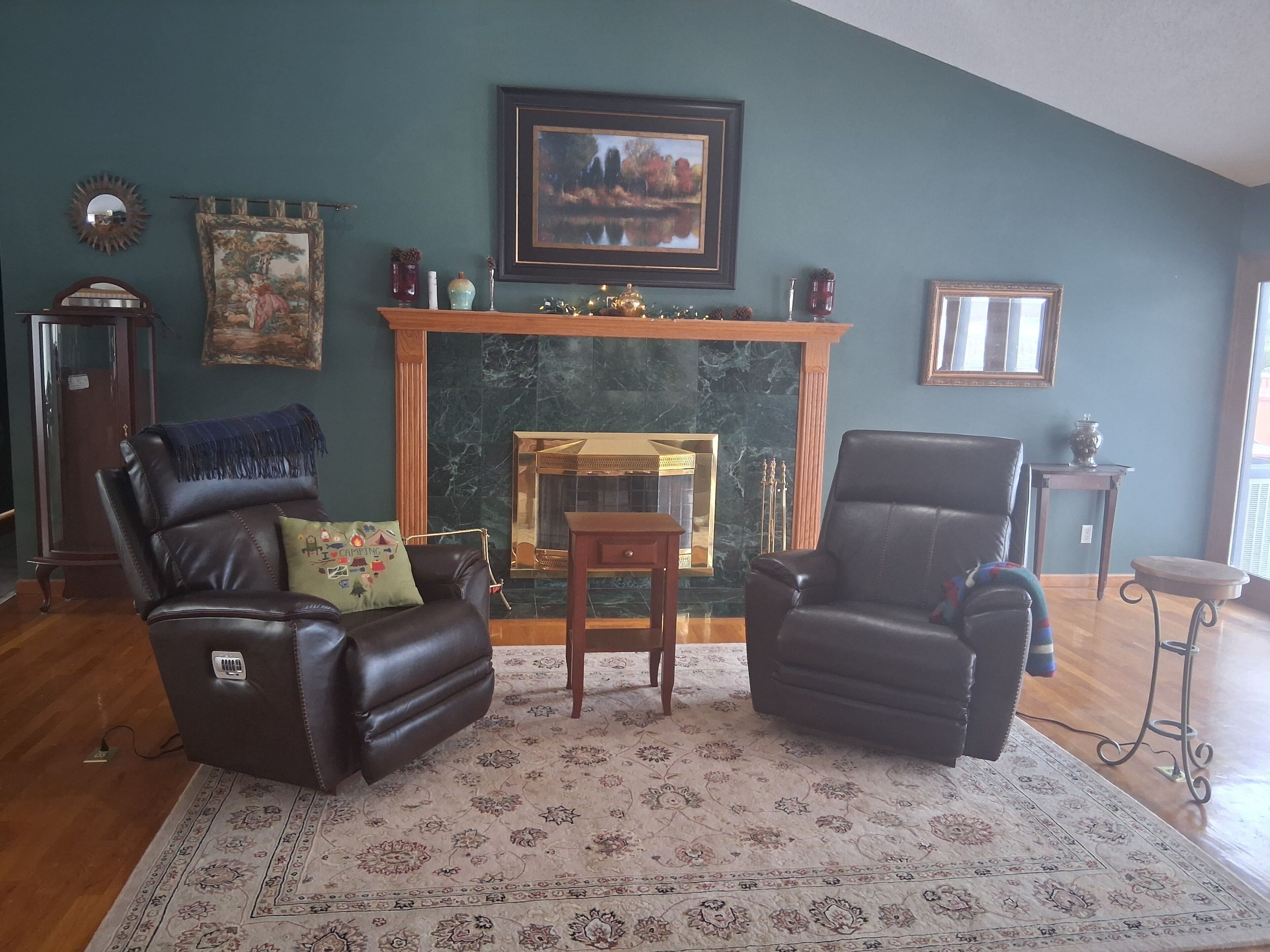 TV, fireplace