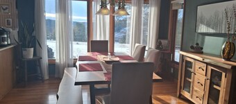 3-bedroom farmhouse in Hocking Hills with an excellent view of the sunsets!