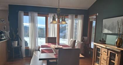 3-bedroom farmhouse in Hocking Hills with an excellent view of the sunsets!