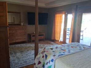 3 slaapkamers, een strijkplank/strijkijzer, wifi, beddengoed