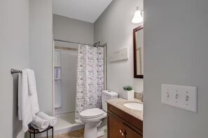 Douche, sèche-cheveux, serviettes fournies, savon