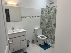 Shower, towels, toilet paper - Le Gosier Coastal Residence (Le Gosier)