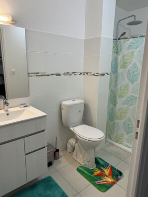Shower, towels, toilet paper - Le Gosier Coastal Residence (Le Gosier)