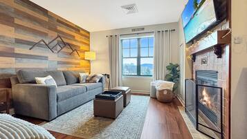 Téléviseur connecté, foyer, table de baby-foot