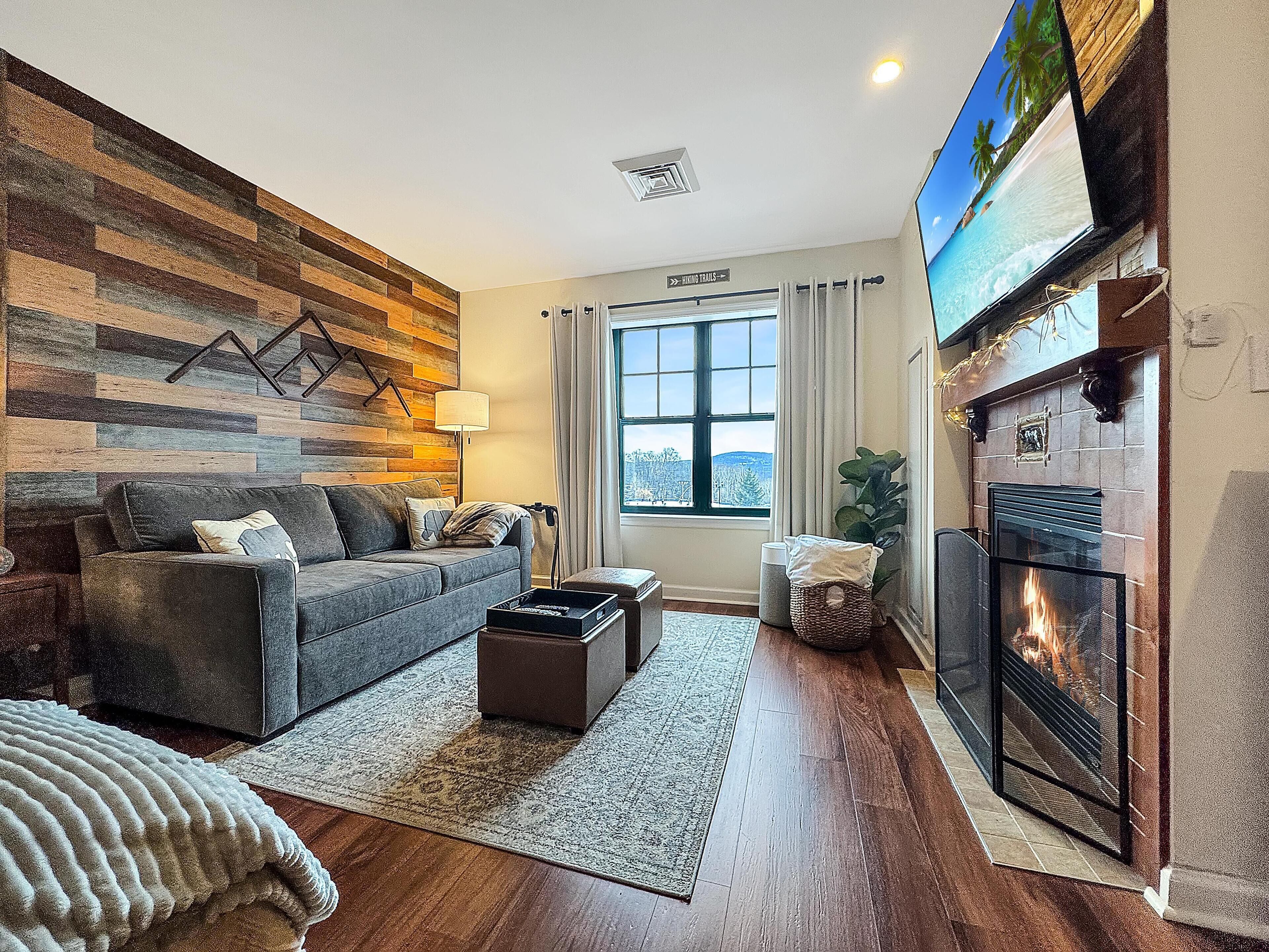 智能電視、壁爐、足球機