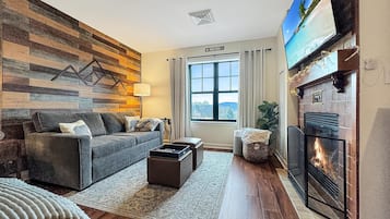 智能電視、壁爐、足球機