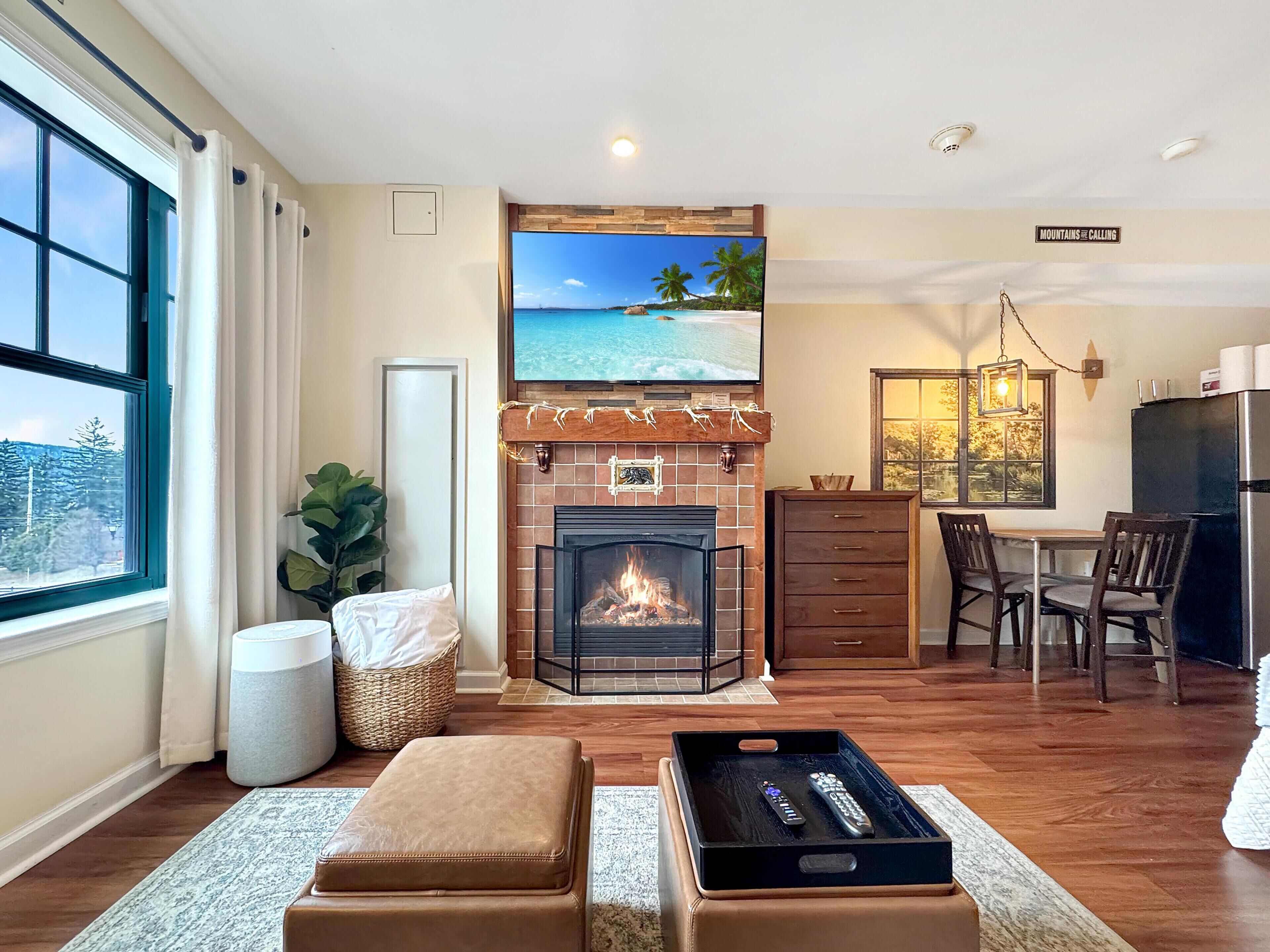 Smart-tv, eldstad och bordsfotboll