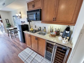 ثلاجة، ميكروويف، موقد طهي مسطح، ماكينة لصنع القهوة/الشاي