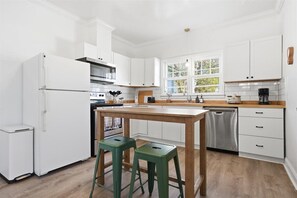 Microondas, horno, placa de cocina, lavavajillas