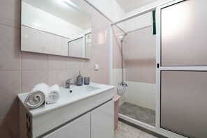 Douche, sèche-cheveux, bidet, serviettes fournies