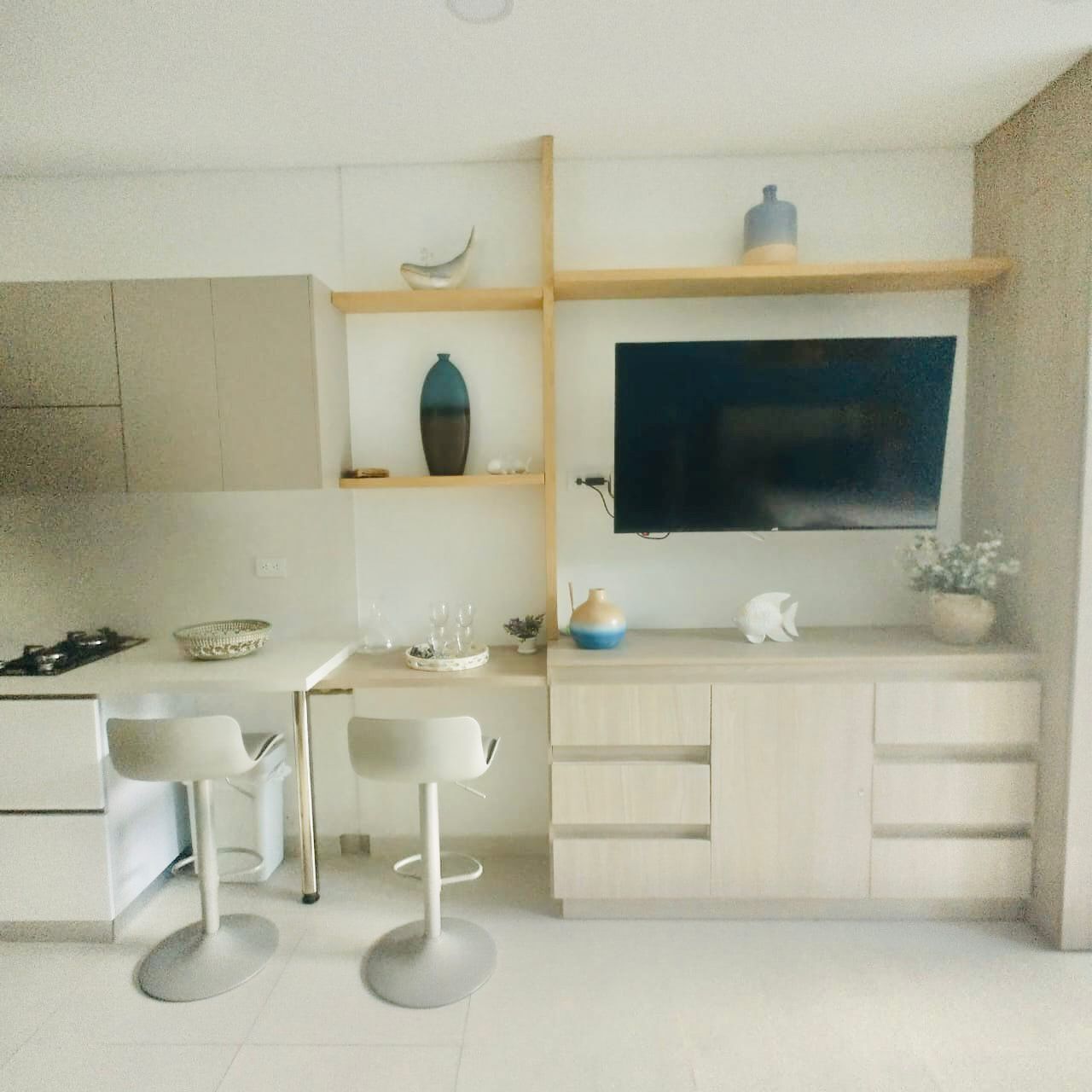 Een microgolfoven, een koffiezetapparaat/waterkoker, een broodrooster