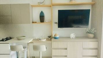 Een microgolfoven, een koffiezetapparaat/waterkoker, een broodrooster