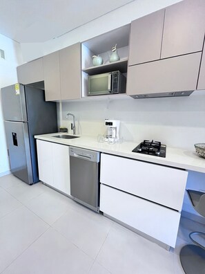 電子レンジ、コーヒー / ティーメーカー、トースター、調理器具と食器