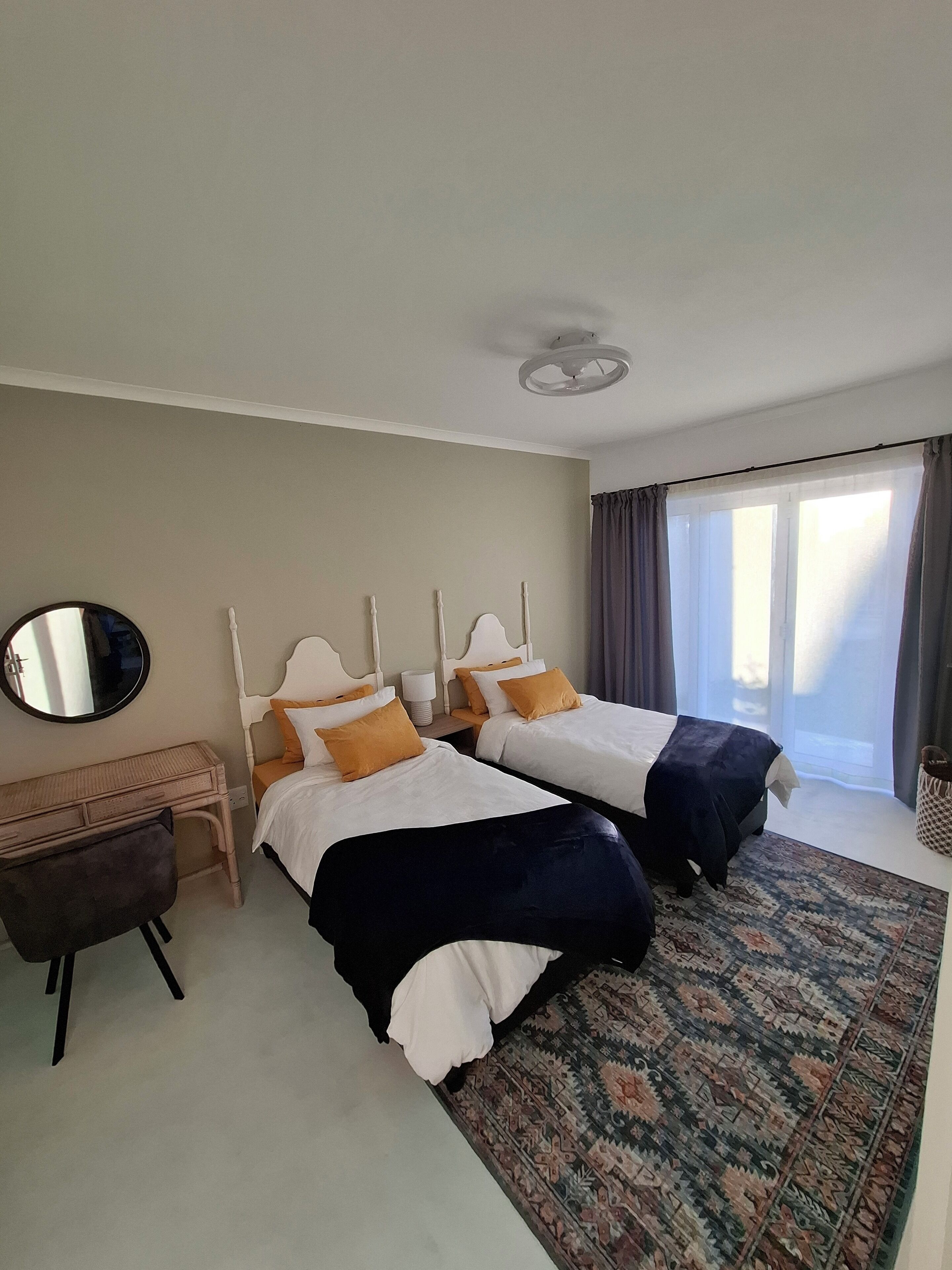 Bedroom with 2x singel beds. Bed sheets and pillows provided. Stacker doors opening unto garden.
