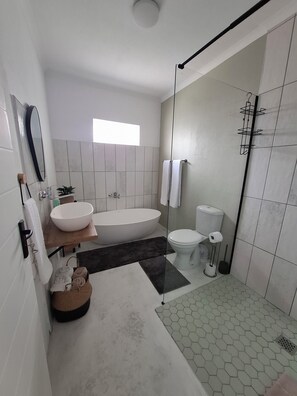 Shower, towels, toilet paper - Embrace This Planet in our peaceful 3 bedroom home in Fisherhaven. (Fisherhaven)
